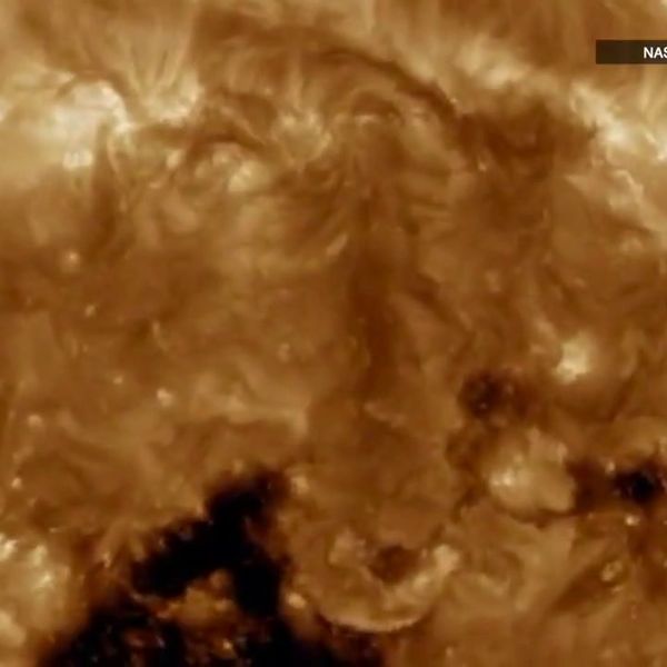 Deux trous noirs géants se sont ouverts sur le Soleil, envoyant potentiellement des vents de 1 million de miles par heure sur Terre Deux trous noirs géants se sont ouverts sur le Soleil, envoyant potentiellement des vents de 1 million de miles par heure sur Terre
