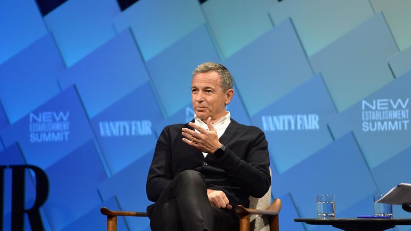 Bob Iger dit que le gel des embauches de Disney restera en place lorsqu’il reviendra en tant que PDG Bob Iger dit que le gel des embauches de Disney restera en place lorsqu’il reviendra en tant que PDG