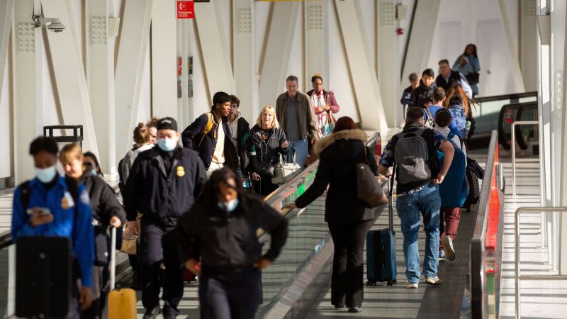 Des milliers de vols américains ont été retardés dimanche alors que le système de tempête majeur entrave les voyages Des milliers de vols américains ont été retardés dimanche alors que le système de tempête majeur entrave les voyages