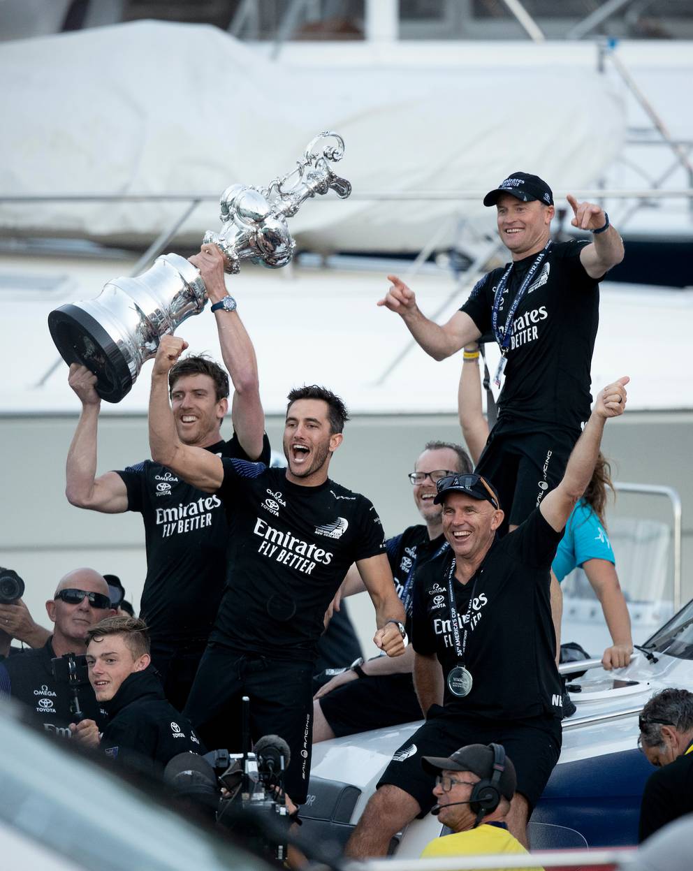 Peter Burling et Blair Tuke portent haut le trophée de la Coupe de l'America. Photo / Doyen Purcell