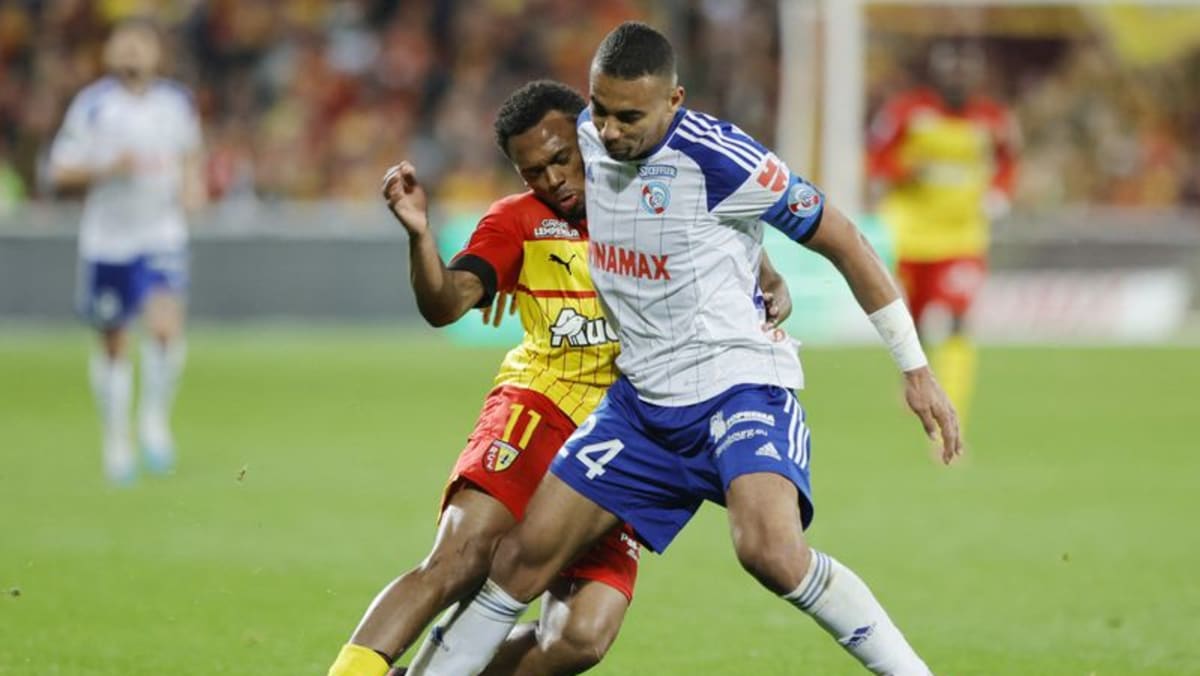 Lens bat Strasbourg et réduit l’avance du PSG à trois points Lens bat Strasbourg et réduit l’avance du PSG à trois points