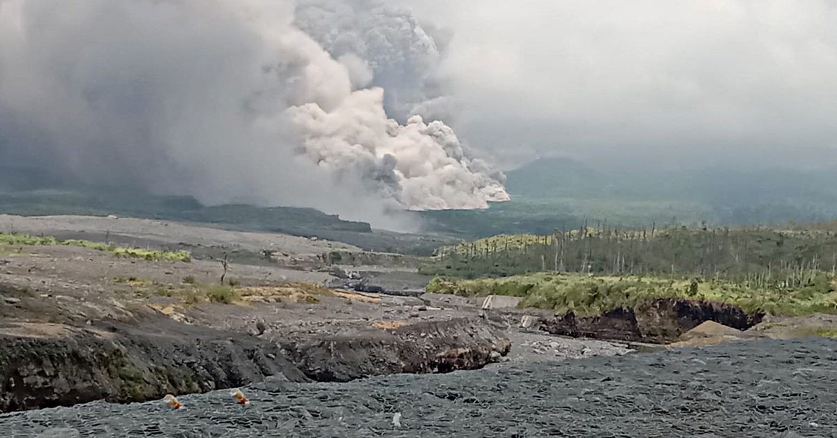 L’Indonésie évacue des habitants alors qu’un volcan entre en éruption sur l’île de Java L’Indonésie évacue des habitants alors qu’un volcan entre en éruption sur l’île de Java