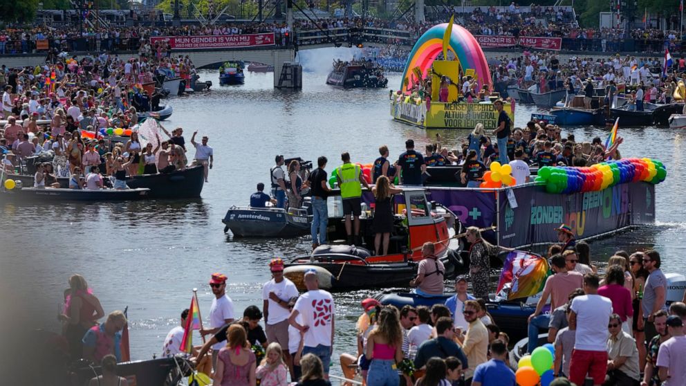 Fierté sur le canal : foule immense à la parade aquatique d’Amsterdam Fierté sur le canal : foule immense à la parade aquatique d’Amsterdam