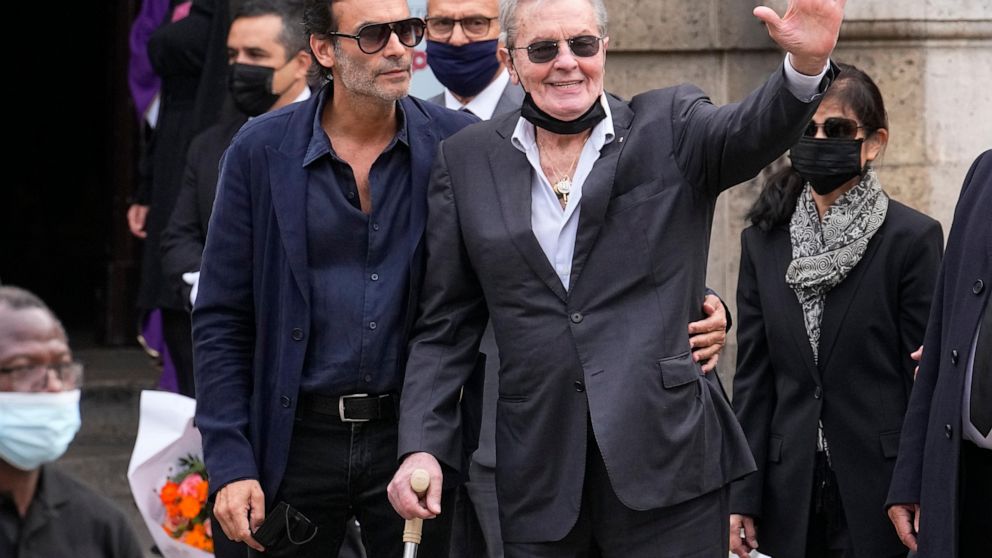 Les enfants de l&rsquo;acteur français Alain Delon accusent sa compagne d&rsquo;intimidation et de cruauté envers les chiens