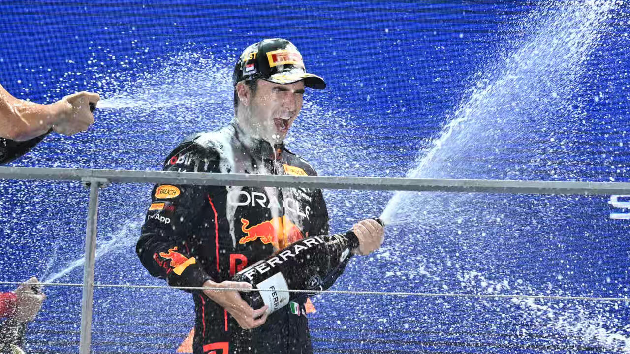 Perez de Red Bull remporte le Grand Prix de Singapour tandis que Verstappen est septième