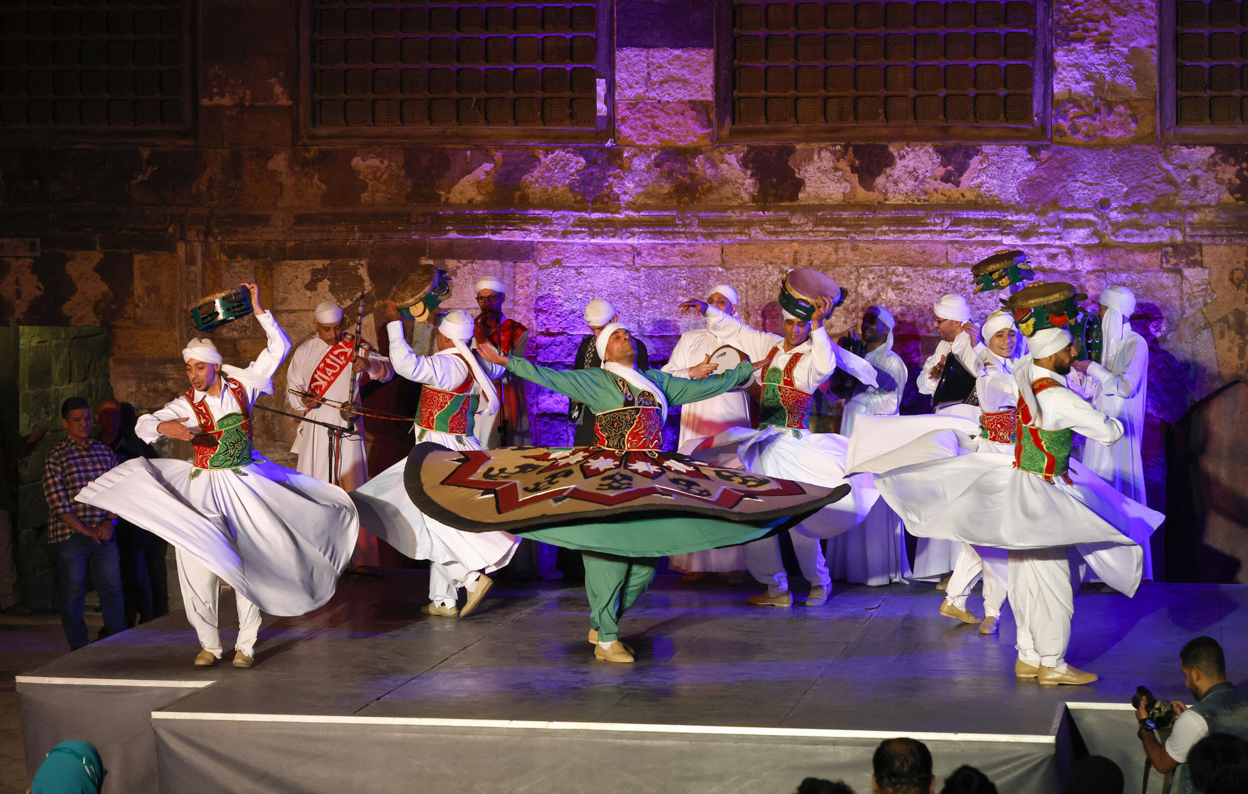 Bien que la version égyptienne de l'art soit devenue une occasion festive, la plupart des pratiquants s'en tiennent aux racines du rituel dans la tradition mystique de l'ordre musulman Mevlevi, fondé au XIIIe siècle par Rumi à Konya, en Turquie actuelle.