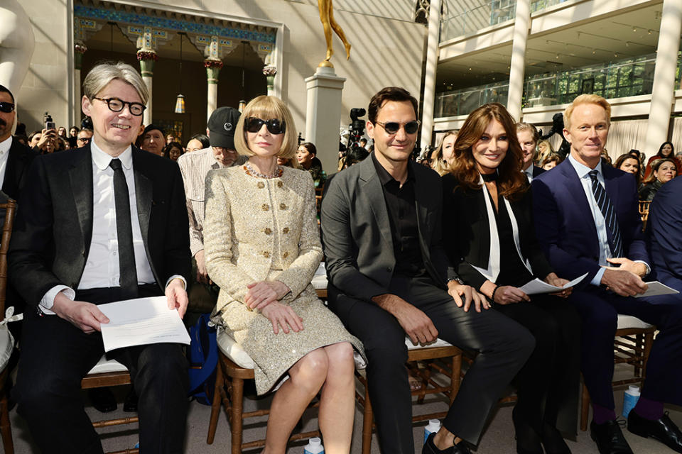 (LR) : Andrew Bolton, Anna Wintour, Roger Federer et Carla Bruni assistent à la conférence de presse du Met Gala 2023 célébrant « Karl Lagerfeld : A Line Of Beauty » au Metropolitan Museum of Art le 1er mai 2023 à New York. - Crédit : Getty Images
