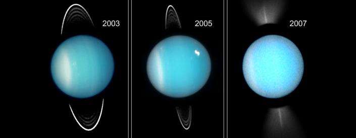 Trois images côte à côte montrent différentes vues des anneaux vus par Hubble. Celles-ci sont sombres sur les photos.