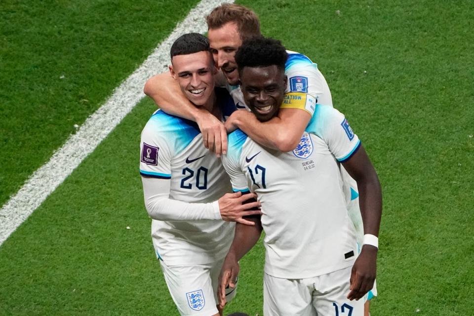 L'Anglais Bukayo Saka, à droite, célèbre avec l'Anglais Phil Foden, à gauche, et l'Anglais Harry Kane après avoir marqué le 3e but de son équipe (AP)