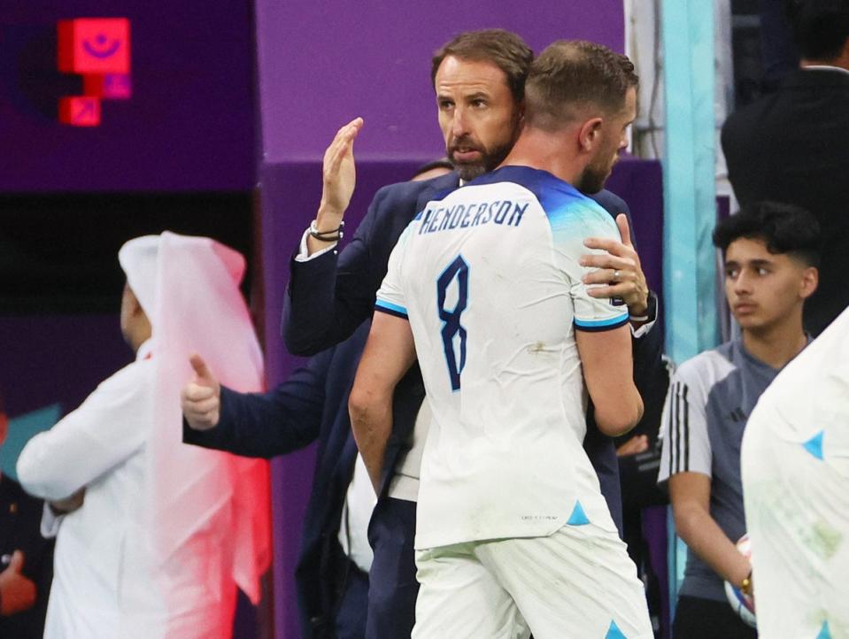 L'Anglais Jordan Henderson avec le manager Gareth Southgate après avoir été remplacé (REUTERS)