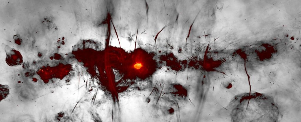 Une vue à couper le souffle sur la Voie lactée révèle de mystérieuses structures suspendues dans l’espace