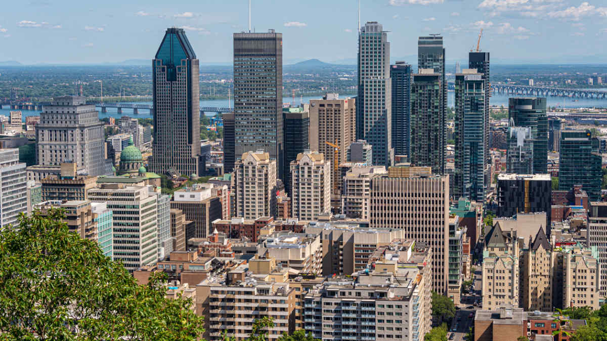 La loi exigeant la primauté du français en milieu de travail touche certains employeurs québécois La loi exigeant la primauté du français en milieu de travail touche certains employeurs québécois