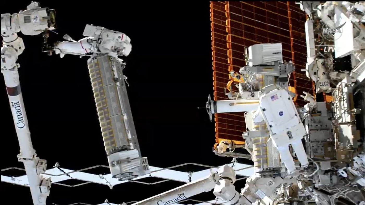 Des astronautes installent un nouveau panneau solaire à l’extérieur de la Station spatiale internationale – Spaceflight Now Des astronautes installent un nouveau panneau solaire à l’extérieur de la Station spatiale internationale – Spaceflight Now