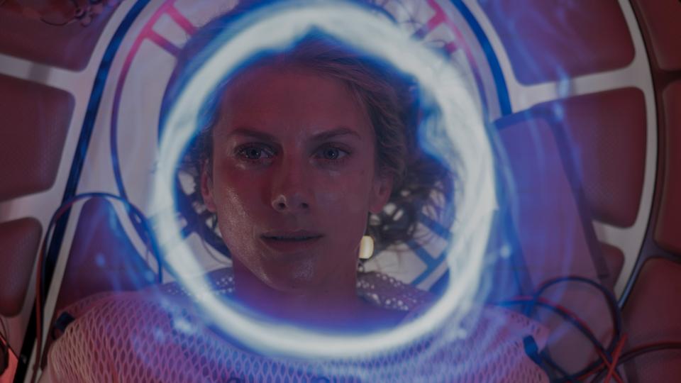 Mélanie Laurent et MILO dans 'Oxygen' (Crédit photo: Shanna Besson / Netflix)