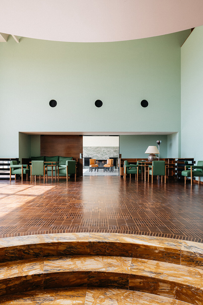 juan jerez capture la grandeur moderniste d'une villa restaurée des années 1930 en france