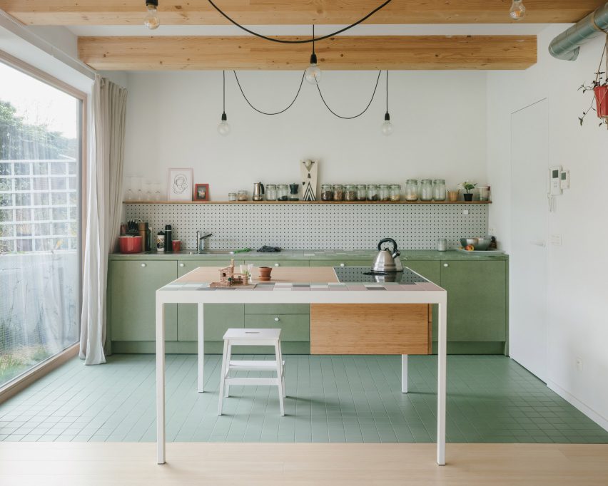 Cuisine à l'intérieur du co-logement De Sijs par Officeu Architects