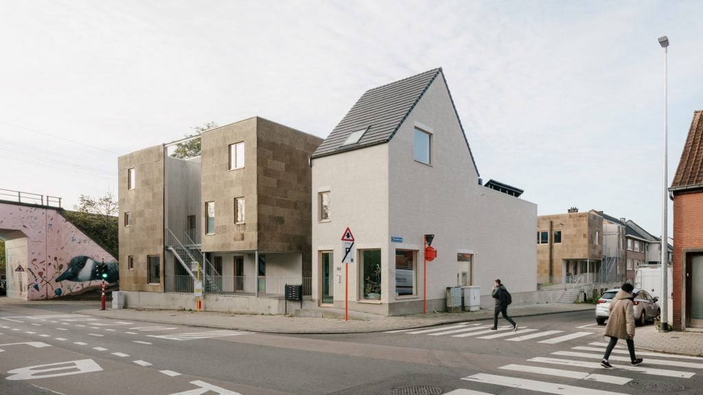 La cohabitation De Sijs comprend des appartements bordés de liège et des espaces de vie partagés La cohabitation De Sijs comprend des appartements bordés de liège et des espaces de vie partagés