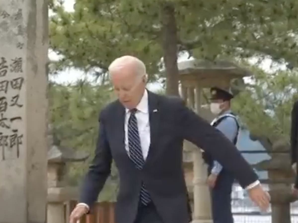 Joe Biden trébuche en descendant les escaliers du sommet du G7 au Japon
