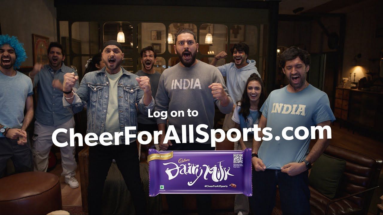 Harbhajan Singh organise une montre pour les fans alors qu’ils encouragent l’équipe de hockey indienne contre la Grande-Bretagne Harbhajan Singh organise une montre pour les fans alors qu’ils encouragent l’équipe de hockey indienne contre la Grande-Bretagne