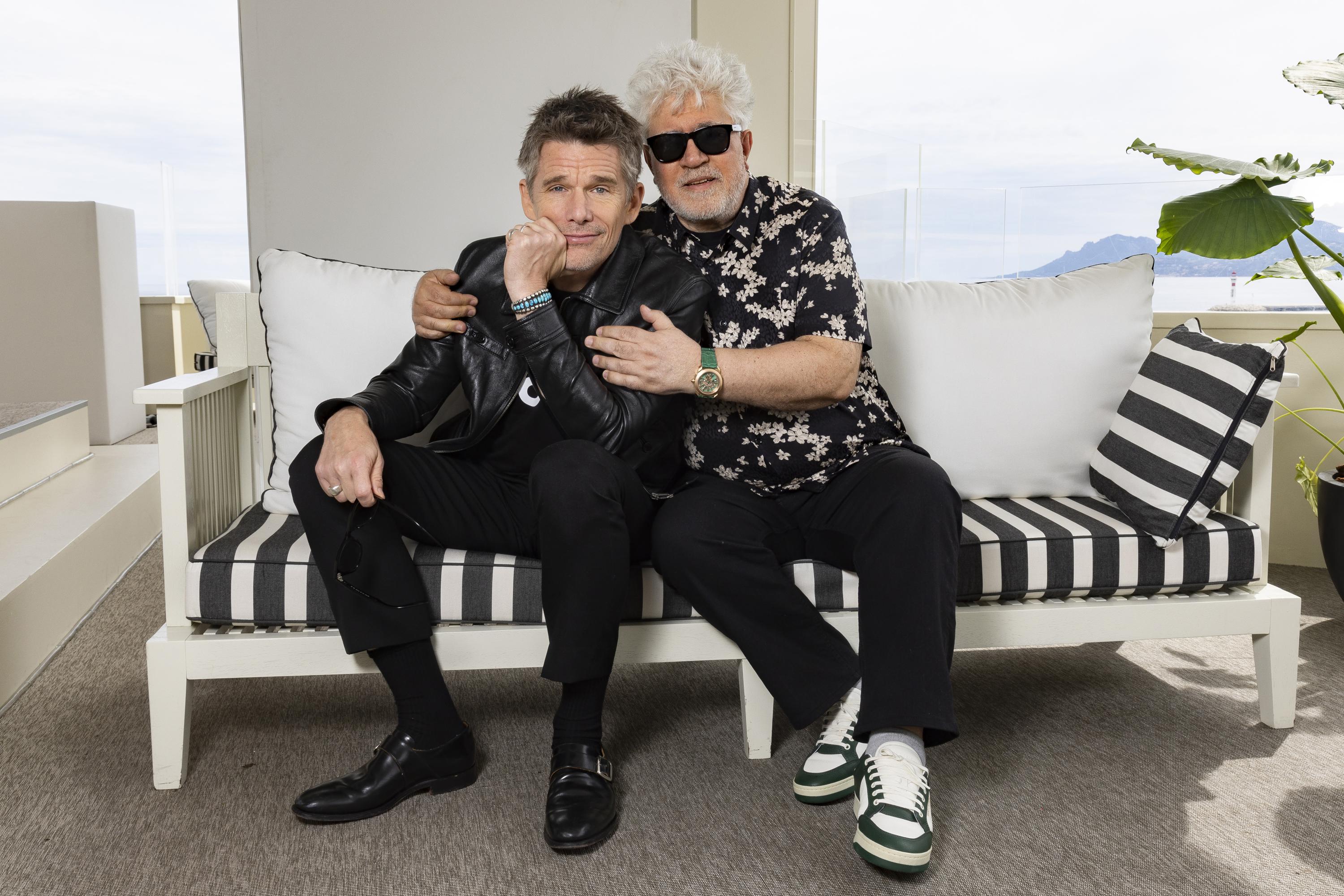 Pedro Almodóvar chevauche le western dans un court métrage cannois sur les cow-boys gays
