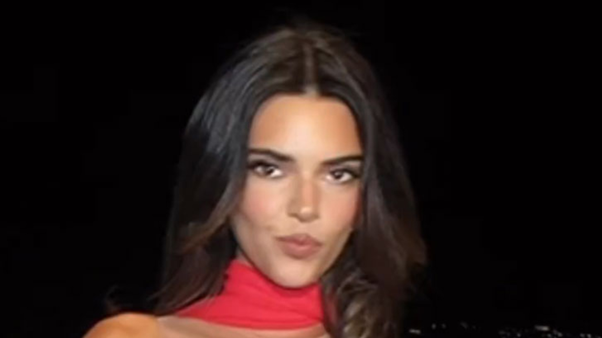 Kendall Jenner devient seins nus à l&rsquo;exception de minuscules pâtisseries aux fleurs rouges dans de nouvelles vidéos torrides sur un yacht avec Bad Bunny en France