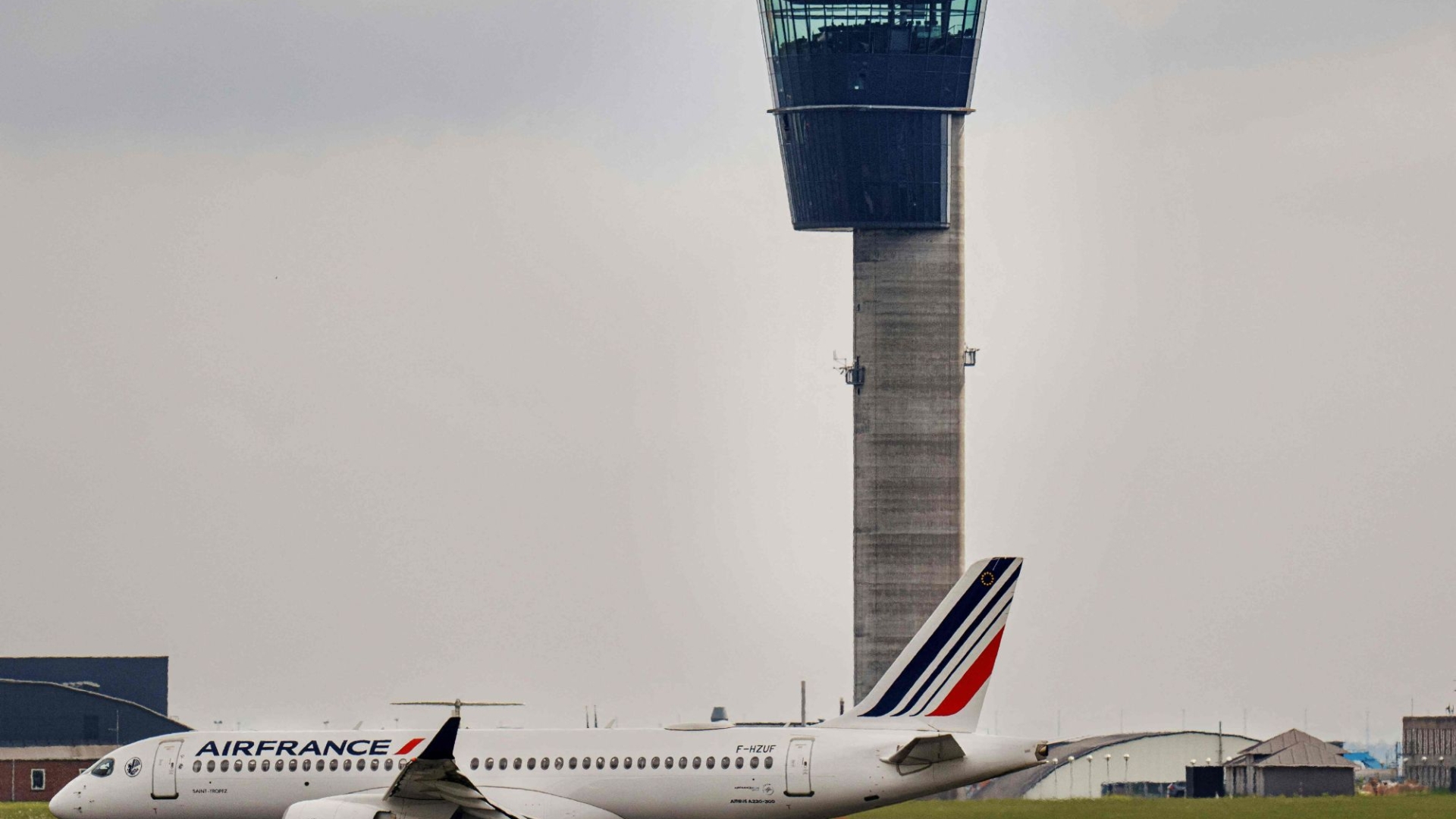 Les vacanciers à mi-parcours choqués après avoir vu deux membres de la famille royale sur leur vol économique vers Heathrow