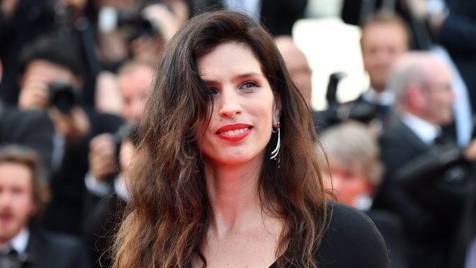 La réalisatrice française Maiwenn pose alors qu'elle arrive pour la cérémonie du